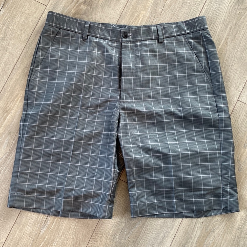 Mens Greg Norman Gray Striped golf shorts - size 34 waist